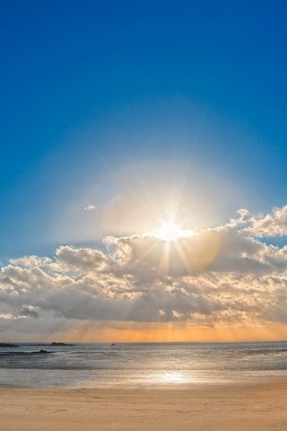 Обои небо, облака, солнце, песок, пляж, блики, the sky, clouds, the sun, sand, beach, glare разрешение 1920x1200 Загрузить