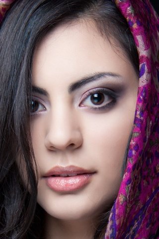 Обои девушка, красивая, фон, карие глаза, взгляд, индианка, черный, волосы, губы, лицо, платок, girl, beautiful, background, brown eyes, look, indian, black, hair, lips, face, shawl разрешение 2560x1600 Загрузить