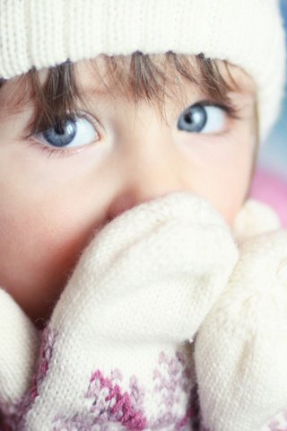 Обои взгляд, девочка, голубые глаза, шапочка, варежки, look, girl, blue eyes, cap, mittens разрешение 4752x3168 Загрузить