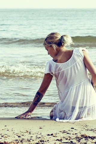 Обои берег, сарафан, девушка, настроение, море, блондинка, песок, пляж, татуировки, shore, sundress, girl, mood, sea, blonde, sand, beach, tattoo разрешение 1920x1080 Загрузить