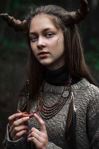 Обои девушка, портрет, взгляд, лицо, перья, рога, фантазии, косплей, girl, portrait, look, face, feathers, horns, fantasy, cosplay разрешение 2048x1367 Загрузить