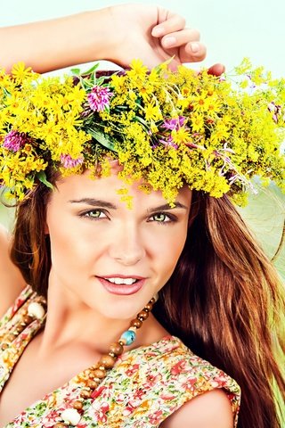 Обои цветы, шатенка, природа, боке, девушка, платье, поле, лето, бусы, венок, flowers, brown hair, nature, bokeh, girl, dress, field, summer, beads, wreath разрешение 2880x1922 Загрузить