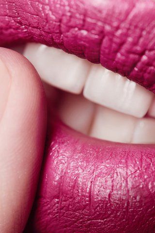 Обои губы, зубы, пальцы, помада, lips, teeth, fingers, lipstick разрешение 2000x1335 Загрузить