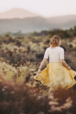 Обои трава, девушка, поле, юбка, спина, блузка, grass, girl, field, skirt, back, blouse разрешение 2048x1365 Загрузить