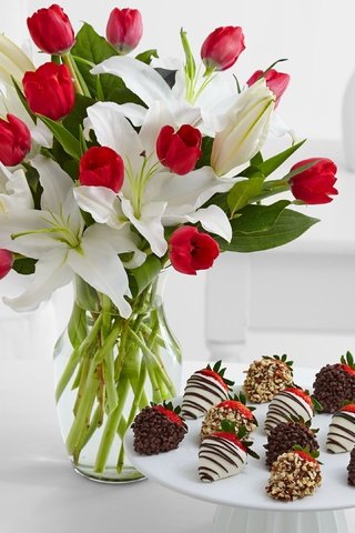 Обои орехи, клубника, тюльпаны, ваза, шоколад, тарелка, nuts, strawberry, tulips, vase, chocolate, plate разрешение 3840x2160 Загрузить