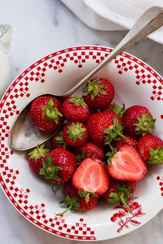 Обои клубника, ягоды, полотенце, тарелка, сливки, ложка, кувшинчик, strawberry, berries, towel, plate, cream, spoon, jug разрешение 4048x2816 Загрузить