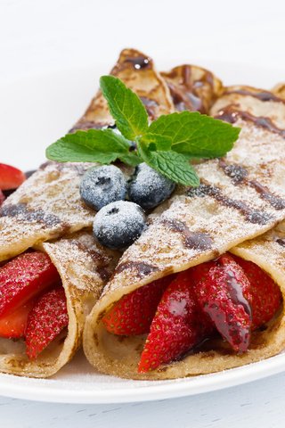 Обои мята, клубника, ягоды, шоколад, блинчики, голубика, mint, strawberry, berries, chocolate, pancakes, blueberries разрешение 2048x1367 Загрузить