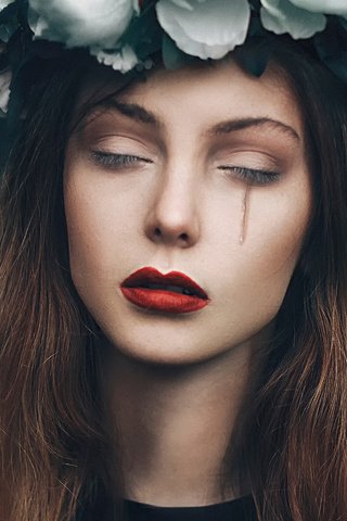 Обои портрет, грусть, лицо, венок, слеза, шатенка, девука, portrait, sadness, face, wreath, tear, brown hair, deluca разрешение 2048x1333 Загрузить