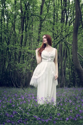 Обои цветы, лес, волосы, женщина, белое платье, flowers, forest, hair, woman, white dress разрешение 1943x1365 Загрузить