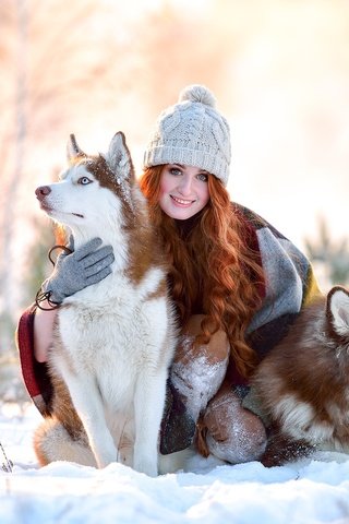 Обои снег, собаки, зима, девушка, улыбка, радость, рыжая, шапка, хаски, snow, dogs, winter, girl, smile, joy, red, hat, husky разрешение 2000x1335 Загрузить