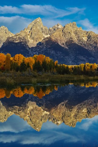 Обои небо, облака, озеро, горы, лес, отражение, осень, the sky, clouds, lake, mountains, forest, reflection, autumn разрешение 2048x1327 Загрузить