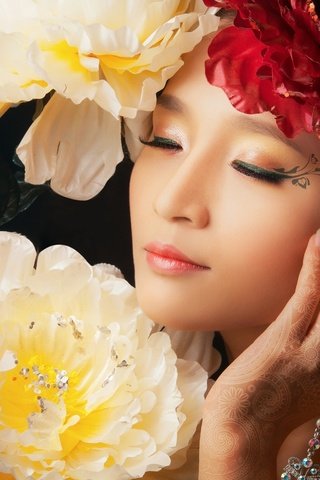 Обои цветы, портрет, тату, лицо, руки, азиатка, flowers, portrait, tattoo, face, hands, asian разрешение 2048x1323 Загрузить