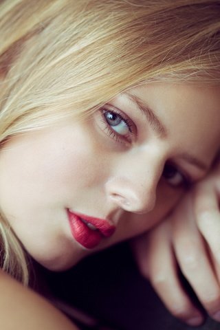 Обои девушка, поза, блондинка, руки, красные губы, портерт, girl, pose, blonde, hands, red lips, porter разрешение 2048x1152 Загрузить