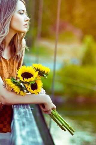 Обои цветы, девушка, блондинка, букет, подсолнухи, поручень, flowers, girl, blonde, bouquet, sunflowers, handrail разрешение 2048x1363 Загрузить