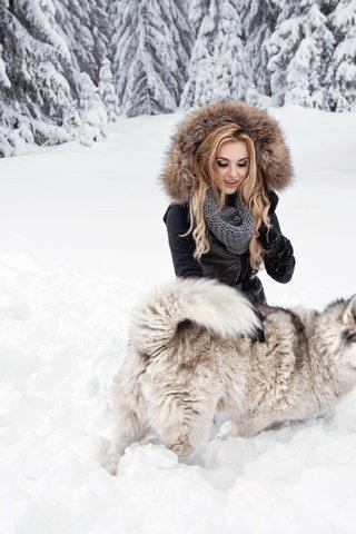 Обои снег, лес, девушка, блондинка, взгляд, собака, хаски, snow, forest, girl, blonde, look, dog, husky разрешение 7360x4912 Загрузить