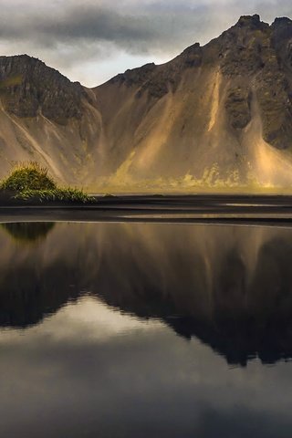 Обои озеро, горы, отражение, исландия, vestrahorn, coastal mountain range, stokksnes, lake, mountains, reflection, iceland разрешение 2048x1108 Загрузить