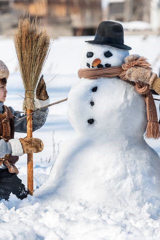 Обои снег, зима, дети, снеговик, мальчики, snow, winter, children, snowman, boys разрешение 7360x4912 Загрузить