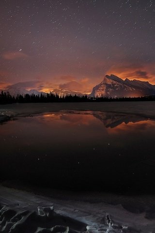 Обои небо, гора, свет, канада, ночь, озеро, горы, лес, зима, звезды, the sky, mountain, light, canada, night, lake, mountains, forest, winter, stars разрешение 2000x1331 Загрузить