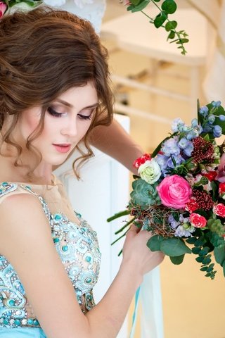 Обои цветы, девушка, платье, букет, макияж, прическа, шатенка, flowers, girl, dress, bouquet, makeup, hairstyle, brown hair разрешение 3000x2000 Загрузить