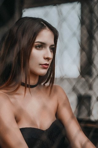 Обои девушка, портрет, взгляд, сетка, волосы, окно, girl, portrait, look, mesh, hair, window разрешение 2048x1216 Загрузить