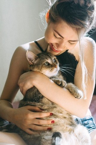 Обои девушка, улыбка, кошка, радость, girl, smile, cat, joy разрешение 2500x1669 Загрузить