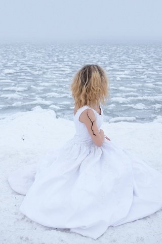 Обои озеро, снег, берег, девушка, платье, холод, lichon, lake, snow, shore, girl, dress, cold разрешение 2048x1365 Загрузить