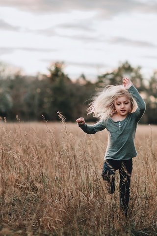 Обои природа, поле, дети, девочка, волосы, бег, nature, field, children, girl, hair, running разрешение 2048x1440 Загрузить