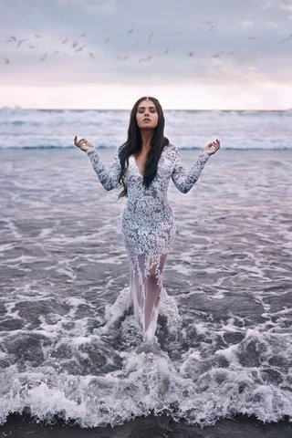 Обои стиль, девушка, настроение, море, платье, поза, bella kotak, alaxandra rutella, style, girl, mood, sea, dress, pose разрешение 2048x2048 Загрузить