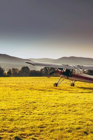 Обои трава, горы, лес, самолет, поле, дымка, солнечно, grass, mountains, forest, the plane, field, haze, sunny разрешение 2200x1461 Загрузить