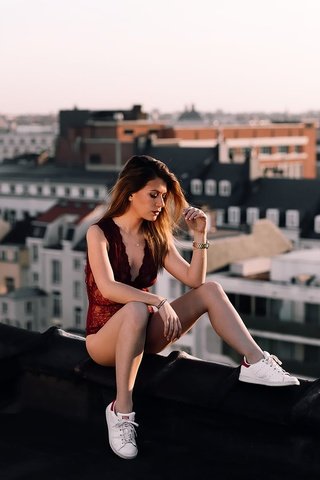 Обои девушка, город, взгляд, ножки, волосы, лицо, крыша, girl, the city, look, legs, hair, face, roof разрешение 2000x1333 Загрузить