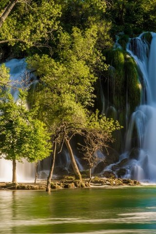 Обои деревья, река, водопад, босния и герцеговина, kravice falls, trebizat river, trees, river, waterfall, bosnia and herzegovina разрешение 2048x1280 Загрузить