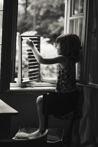 Обои чёрно-белое, дети, девочка, окно, счеты, black and white, children, girl, window, scores разрешение 5439x4912 Загрузить