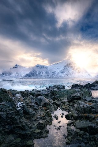 Обои горы, камни, прибой, норвегия, winter in mordor, mountains, stones, surf, norway разрешение 2048x1152 Загрузить