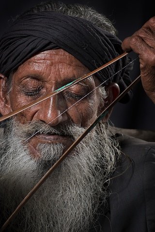 Обои музыка, человек, старик, борода, музыкальный инструмент, music, people, the old man, beard, musical instrument разрешение 2048x1380 Загрузить