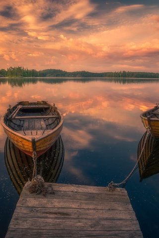 Обои небо, облака, деревья, озеро, отражение, лодки, причал, норвегия, the sky, clouds, trees, lake, reflection, boats, pier, norway разрешение 2000x1335 Загрузить