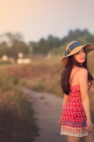 Обои природа, девушка, улыбка, взгляд, волосы, шляпка, going home, nature, girl, smile, look, hair, hat разрешение 2048x1256 Загрузить