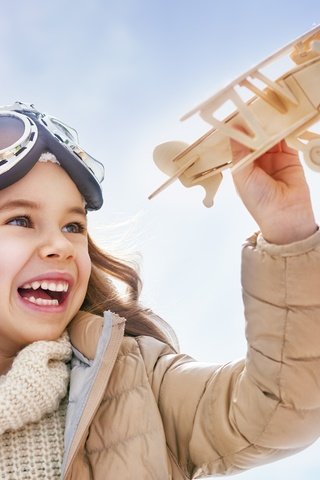 Обои самолет, улыбка, очки, дети, девочка, игрушки, смех, the plane, smile, glasses, children, girl, toys, laughter разрешение 6500x4043 Загрузить