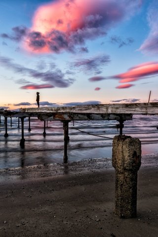 Обои небо, облака, закат, море, мост, корабль, причал, the sky, clouds, sunset, sea, bridge, ship, pier разрешение 2048x1367 Загрузить