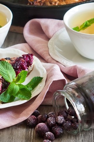 Обои мята, ягода, чай, чашки, выпечка, пирог, смородина, зеленый чай, mint, berry, tea, cup, cakes, pie, currants, green tea разрешение 2200x1398 Загрузить