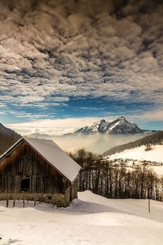 Обои облака, деревья, горы, снег, зима, пейзаж, дом, clouds, trees, mountains, snow, winter, landscape, house разрешение 2100x1400 Загрузить