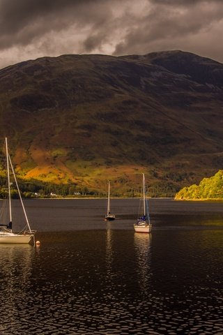 Обои озеро, тучи, гора, лодки, lake, clouds, mountain, boats разрешение 2555x1600 Загрузить