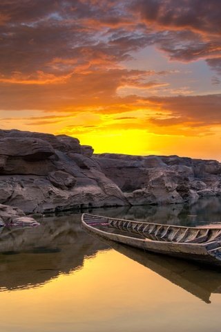 Обои небо, grand canyon, облака, река, скалы, камни, закат, лодка, таиланд, the sky, clouds, river, rocks, stones, sunset, boat, thailand разрешение 2876x1800 Загрузить