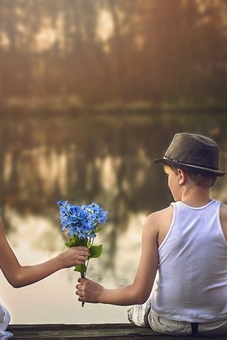 Обои цветы, озеро, причал, дети, девочка, мальчик, букетик, свидание, flowers, lake, pier, children, girl, boy, a bunch, date разрешение 2560x1506 Загрузить