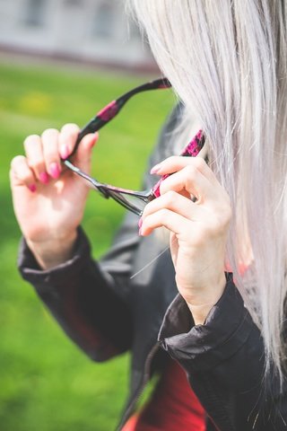 Обои девушка, блондинка, очки, волосы, маникюр, girl, blonde, glasses, hair, manicure разрешение 4000x2667 Загрузить