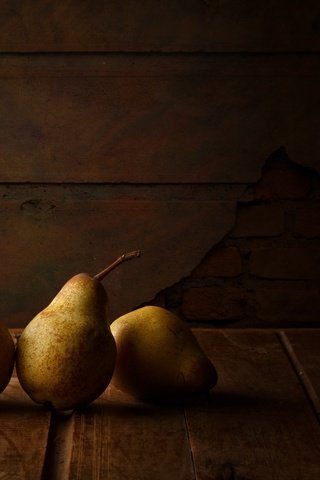 Обои фрукты, черный фон, груши, fruit, black background, pear разрешение 2048x1463 Загрузить