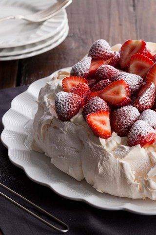 Обои клубника, ягоды, тарелки, сладкое, торт, десерт, крем, strawberry, berries, plates, sweet, cake, dessert, cream разрешение 1920x1414 Загрузить