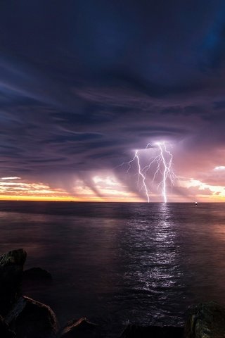 Обои небо, свет, камни, берег, тучи, море, молнии, the sky, light, stones, shore, clouds, sea, zipper разрешение 2048x1366 Загрузить