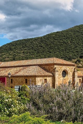 Обои небо, монастырь, трава, la rioja, monasterio de yuso, облака, горы, солнце, лес, кусты, испания, the sky, the monastery, grass, clouds, mountains, the sun, forest, the bushes, spain разрешение 1920x1253 Загрузить