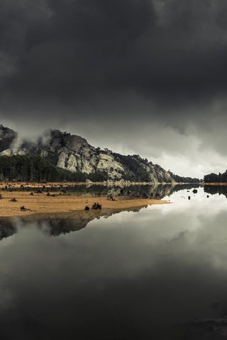 Обои облака, деревья, озеро, горы, берег, отражение, холм, clouds, trees, lake, mountains, shore, reflection, hill разрешение 2560x1594 Загрузить