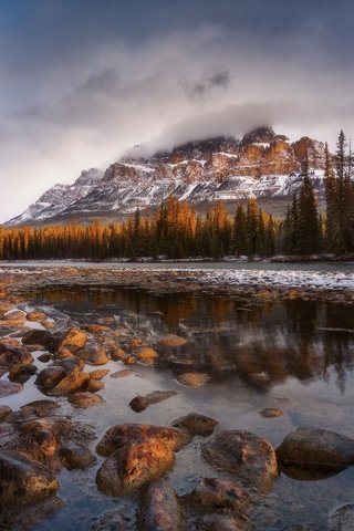 Обои облака, река, горы, камни, лес, пейзаж, clouds, river, mountains, stones, forest, landscape разрешение 2048x1365 Загрузить